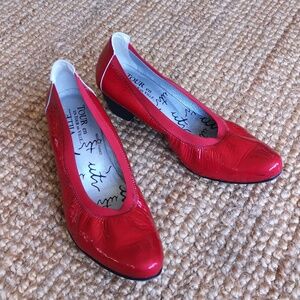 Un Tour en Ville red shoes